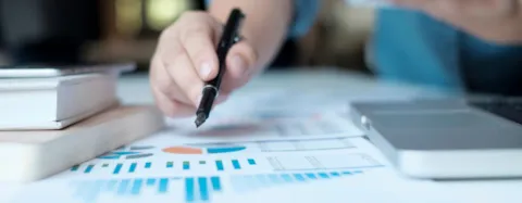 Internal Auditor analyse high performance data